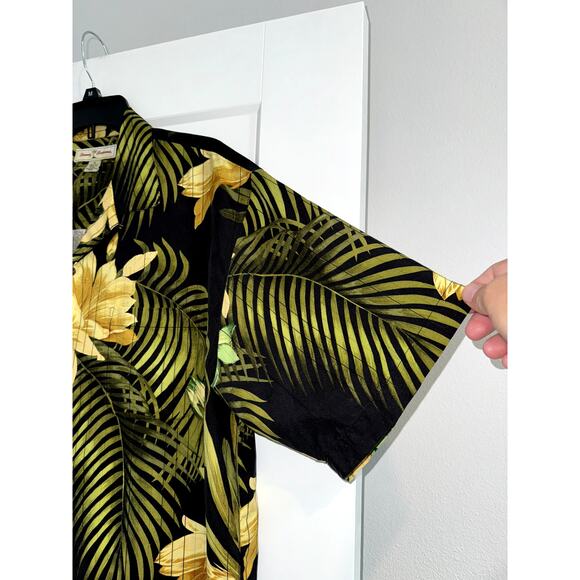 Tommy Bahama Men's Medium 100% Silk Hawaiian Shirt Floral Pattern - Picture 4 of 8